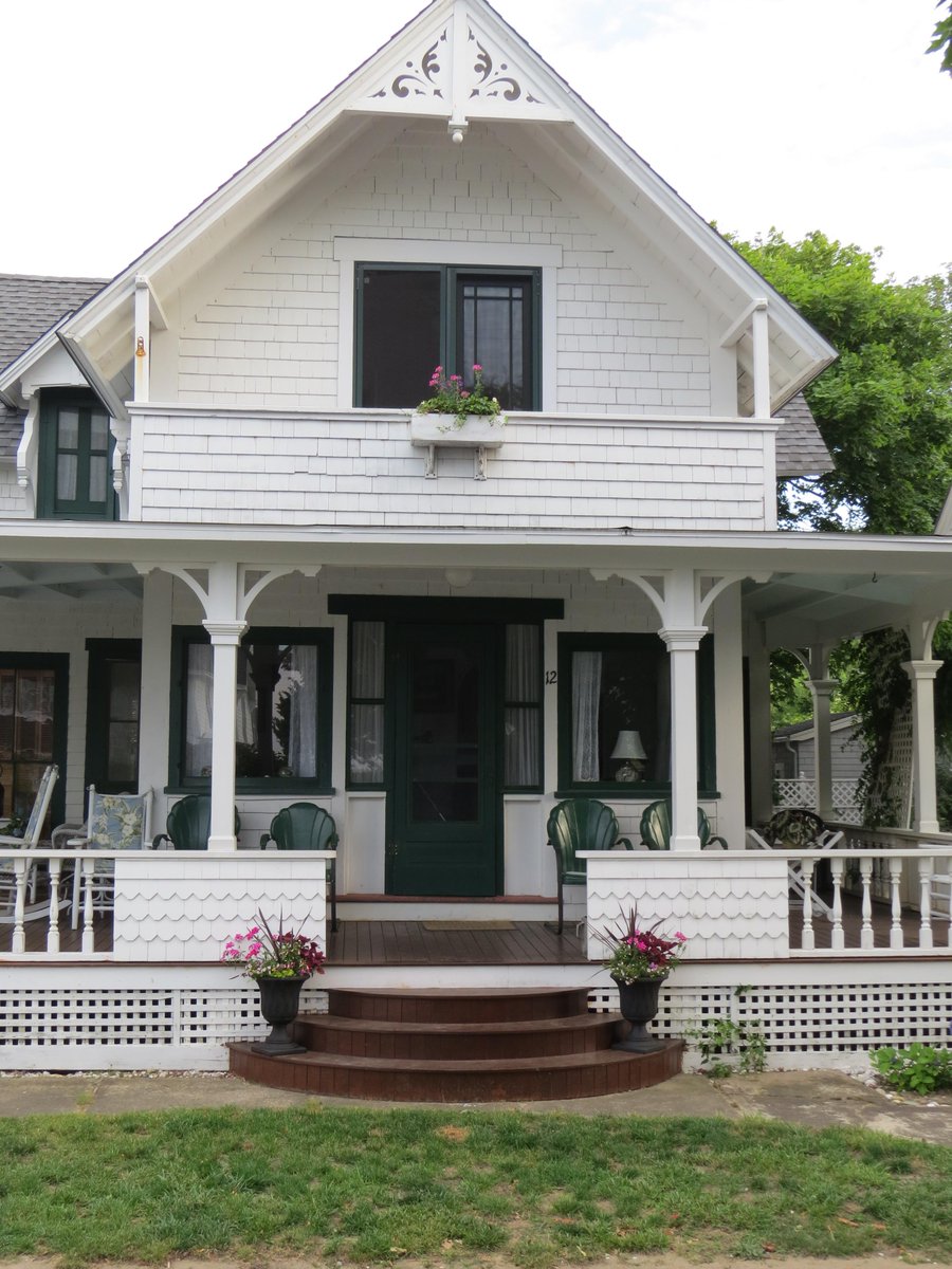lighthousemv's tweet photo. Be in the heart of it all #marthasvineyard #summervacation2015 #oakbluffs http://t.co/QBKGYedHt1 http://t.co/WR30709ntA