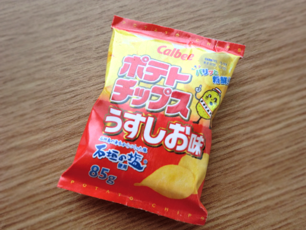 _nyanyau's tweet photo. ポテチを500円玉サイズにしてみました。足を滑らせてドール沼の深みにおります。ドールやフィギュアのお���服作りばかりしています。こんばんは、にゃにゃうです。 http://t.co/qpBl7KtOvE