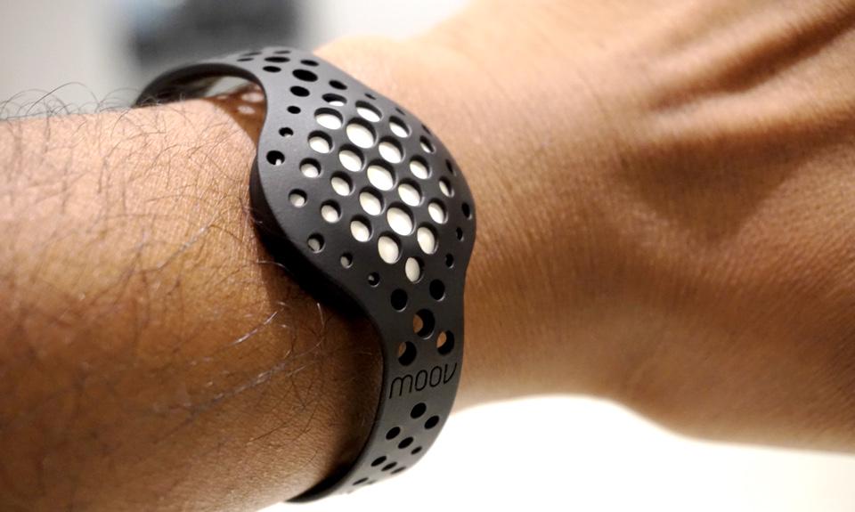 engadget's tweet photo. Moov unveils a sleeker wearable that tracks your precise motion http://t.co/tcv8Biu5o8 http://t.co/hQPHC7xwVU