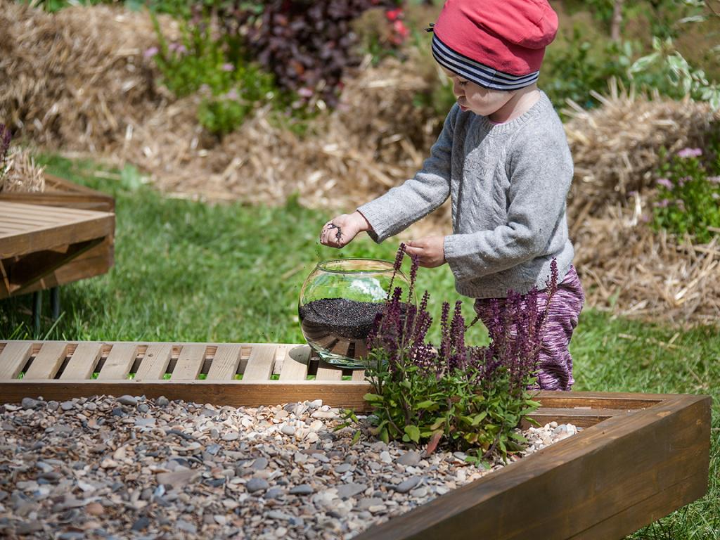 Фото детей в детском саду. Дети летом в детском саду. Солнечные часы на детскую площадку. Минут в саду. Растения сада для детей.