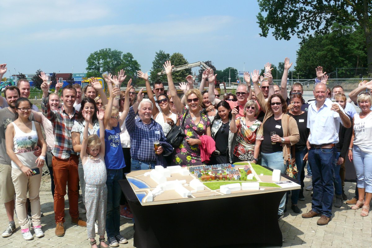 ScheldeVesting's tweet photo. Vandaag is er officieel gestart met de bouw aan #Waterveste. Toekomstige bewoners hebben er zin in! #ScheldeVesting http://t.co/lZ5v8Pq9Xt