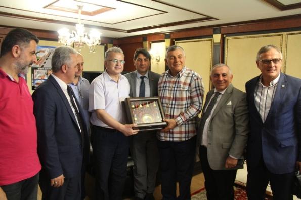 Ak Partili Kasap CHP’li Meslektaşını Ağırladı.

rizeninsesi.net/2015/07/16/ak-…