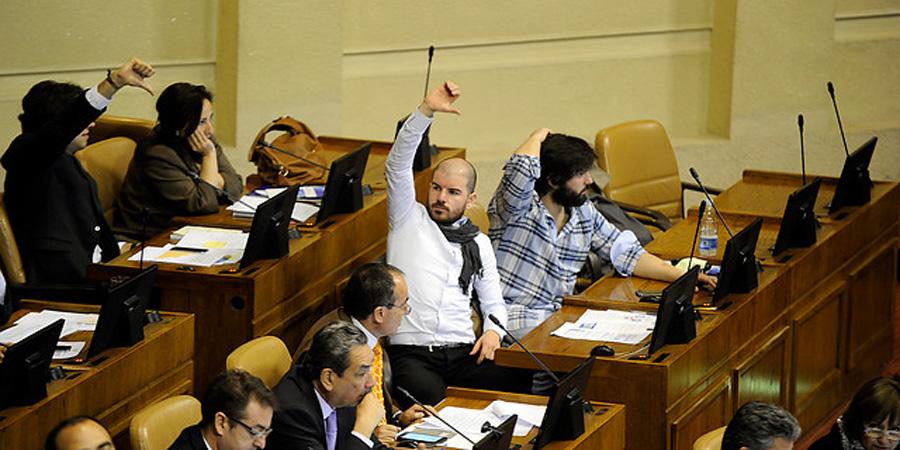 latercera's tweet photo. Conoce acá la lista de los diputados que se opusieron a publicar sus aportes reservados http://t.co/JDkqTGSnF2 http://t.co/EEVEkXZqcj