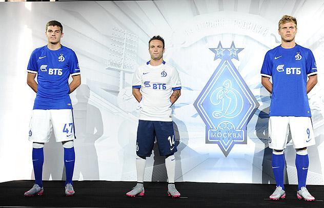 A__Teixeira's tweet photo. Zobnin, Valbuena &amp; Kokorin présentent les maillots 15/16 du Dynamo Moscou. Le championnat commence demain. #MCSRussie http://t.co/wCeXv7CDT1
