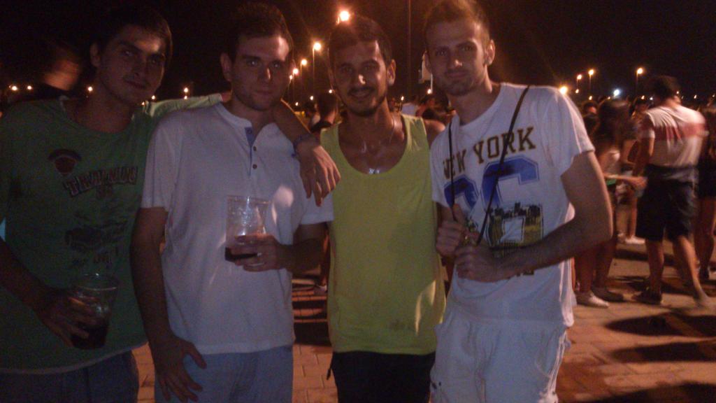 jsl18_94's tweet photo. Anoche en la #MáximaFM 🍹🔊🔊✨😜 http://t.co/h3VmVrOXg8