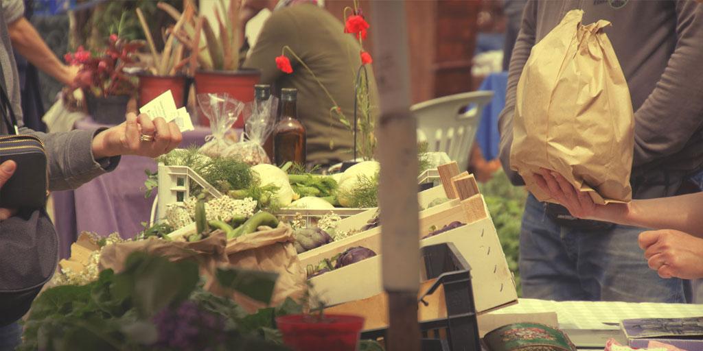 PicenoExpress's tweet photo. In the Piceno you can buy fruits, vegetables and even pasta made by local farmers. They are tastier and healthier. http://t.co/nVj19at67K