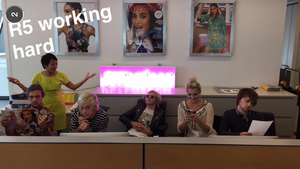 RossLynchJapan's tweet photo. Seventeenのオフィスを訪れたR5😊
Snap chatをぜひチェックしてください！--> seventeenmag
個人的にはRikerのピースが好きです😁 http://t.co/DZZ5kemnlK