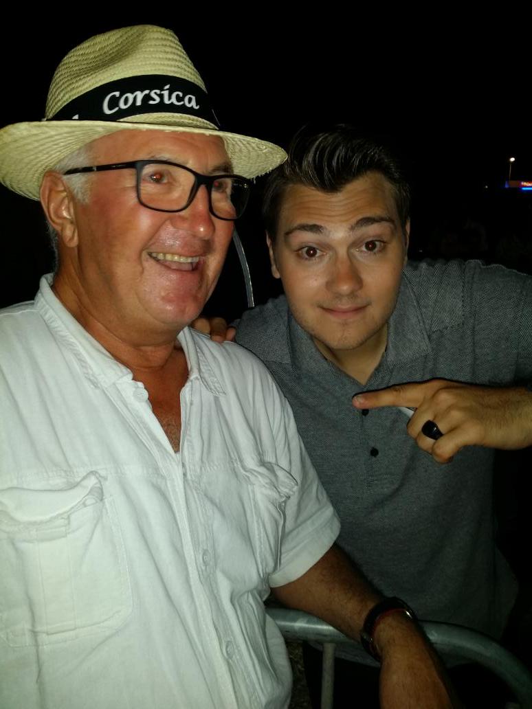 Et oui... Même papy a eu droit à sa photo avec MONSIEUR <a href="/Jeffpanacloc/">Jeff Panacloc</a> !! #Victime #Curé <a href="/JeanMarcOff/">Jean-Marc Officiel</a> #ValrasPlage :)