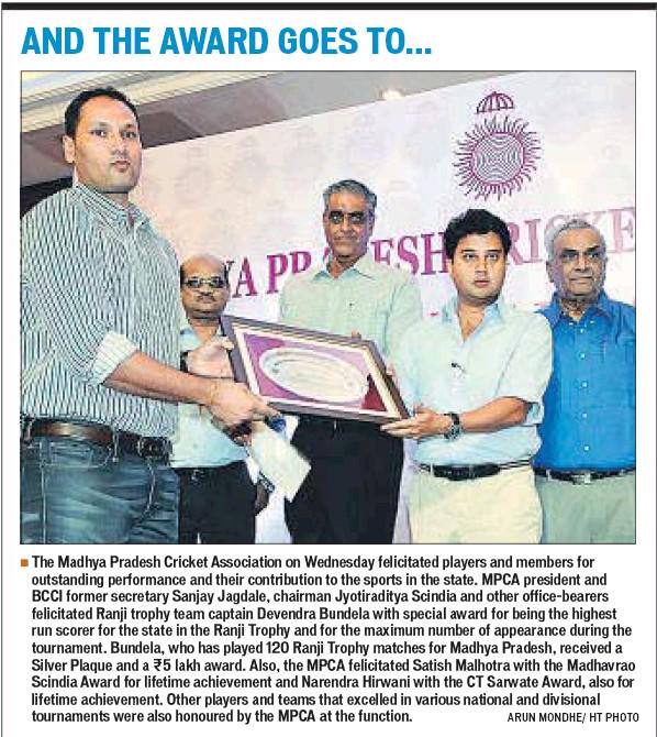 #Scindia <a href="/MP_Cricket/">MP Cricket</a>
नरेन्द्र हिरवानीजी  और देवेन्द्र बुंदेलाजी  को अवार्ड देते हुए <a href="/JM_Scindia/">Jyotiraditya M. Scindia</a> , संजयजी और मिलंदजी
