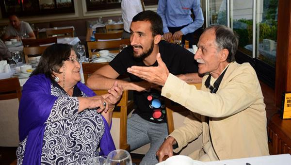 Mehmet Topal ve eşi Selda Topal, huzurevi sakinleri için iftar düzenledi.