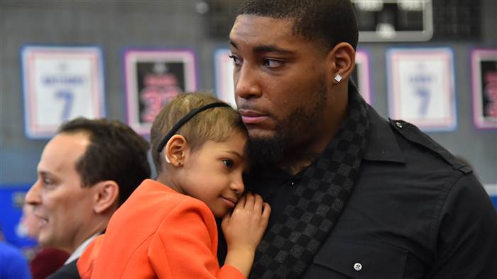 TODAYshow's tweet image. Devon Still honors daughter Leah with beautiful #ESPYS tribute: on.today.com/1CFCdMv #LeahStrong