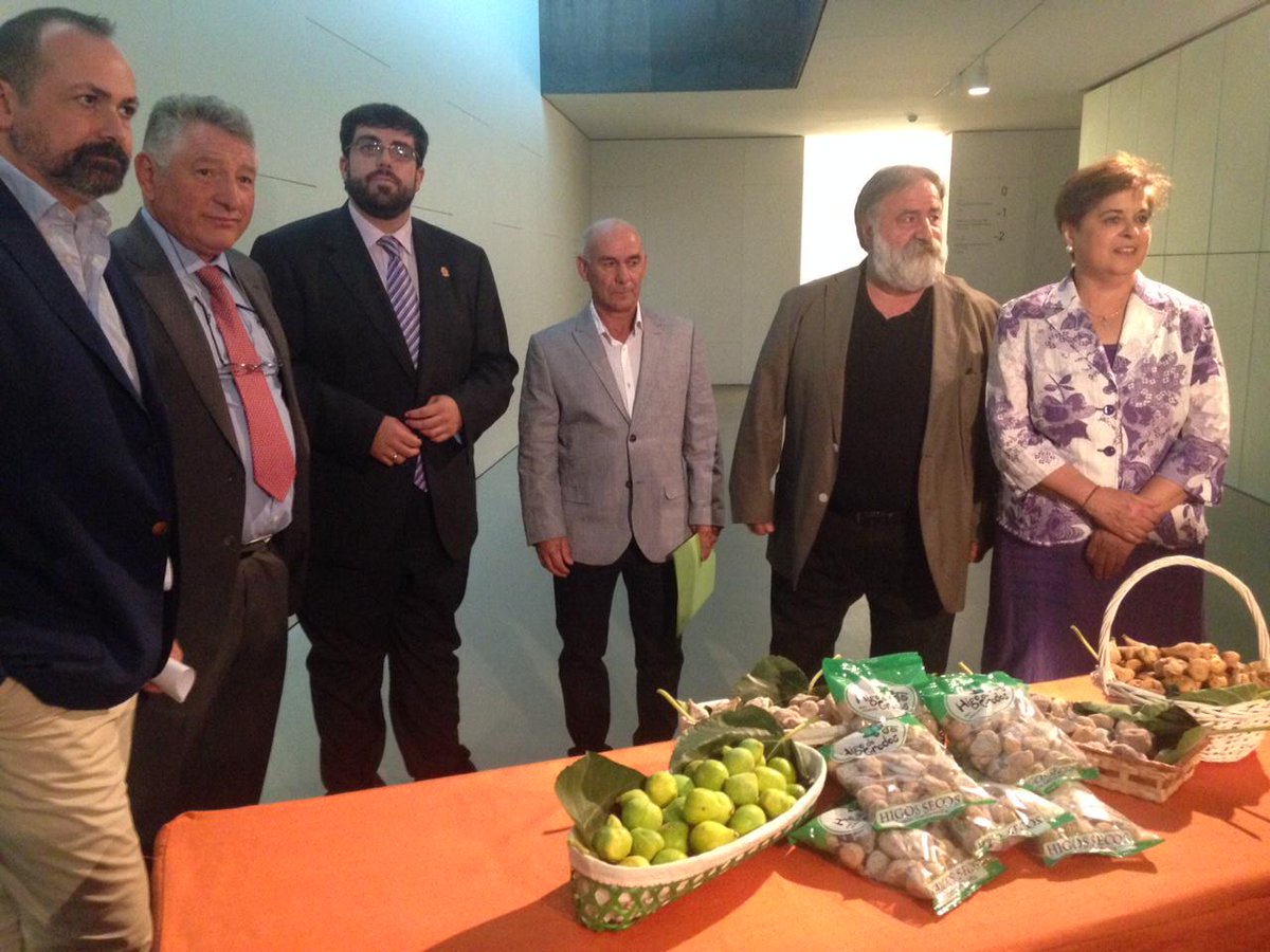 Avilaautentica1's tweet photo. Estupenda presentación hoy del proyecto Higos de Gredos. ¡Éxito asegurado!
http://t.co/5lRmbZTXwN http://t.co/zQYOllGT0C