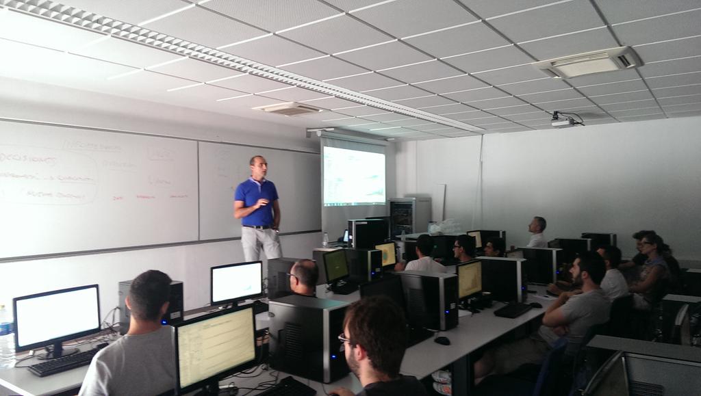jnmazon's tweet image. En #bigdataUA @cesaralonso nos cuenta como analizar #opendata para generar valor vía @tableau