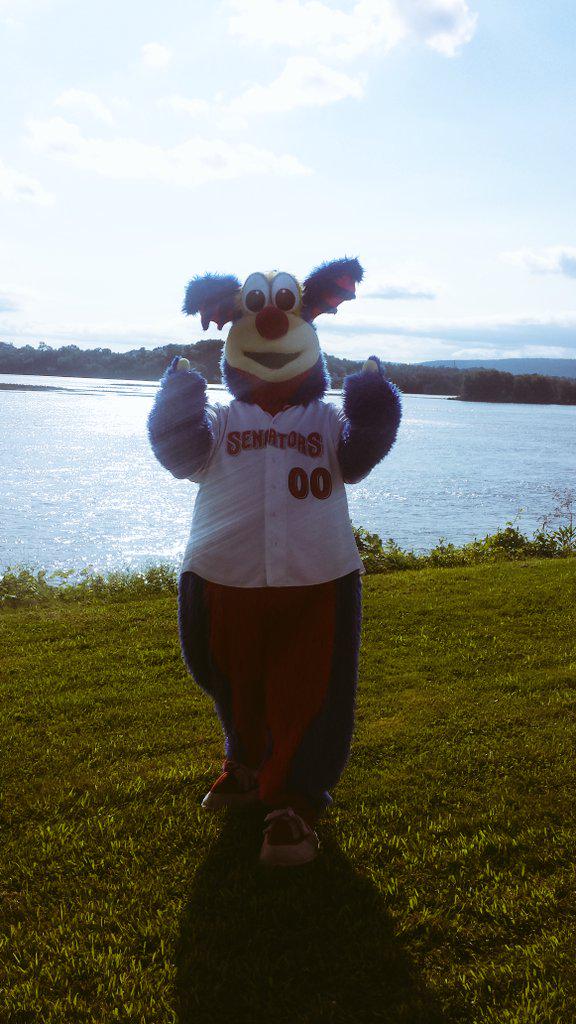 SensRascal00's tweet photo. Sure did have a great time cheering everyone on as they got ready for @HbgYMCAraces #HBGmile last night! http://t.co/h5xrEKPRKZ
