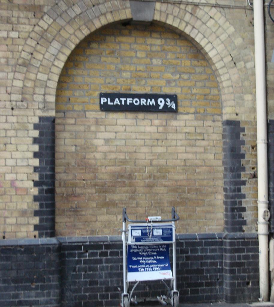 TheHPfacts's tweet image. #GrowingUpAPotterhead 
You always believed in  Platform ❾¾. Only that you Always arrive late to get through.