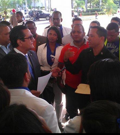19Miel19's tweet photo. Pte. Ambiorix Rosario visito ayer Miércoles15 al Rector #UASD y exigió el restablecimiento inmediato de Pagina Web. http://t.co/dJqnql5TCc