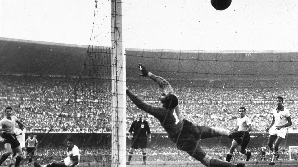 fifaworldcup_es's tweet photo. Un gol.
Un silencio ensordecedor.
El Maracanazo cumple 65 años: http://t.co/s6YnBqMKnP http://t.co/aobrv7yqs9