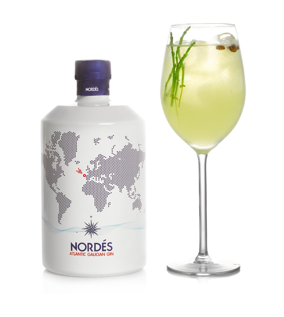 SlowGourmet's tweet photo. .@Nordesgin ha creado un cóctel muy especial, para el Día de 
Galicia. Se trata de una original queimada fría. http://t.co/LIVovJtkw9