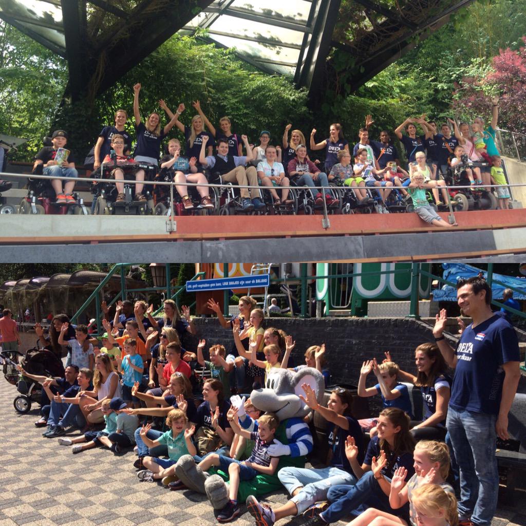 Volleybaldames's tweet photo. We zijn in Apeldoorn en bezoeken samen met de kids van @SpierenvSpieren de #Julianatoren en de @Apenheul! #voorelkaar http://t.co/4fv8KWtceO
