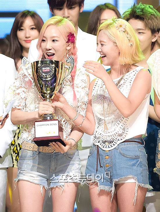 nakonichiwaa's tweet photo. hyotae interaction yesterday in Show Champion was such a blessing. LMAO Once in a blue moon tho ;; #Party2ndWin http://t.co/z8fGgEMkBQ