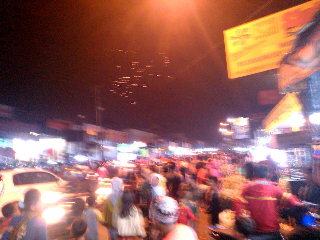 #lalinBDG 20.19: Hindari jln raya ujungberung bdg, Penuh lautan manusia, lalin stuck | @DenCyberia