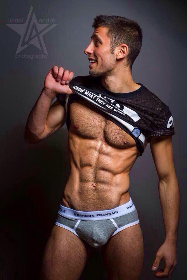 CKCcwKdUwAArHRb.jpg:large