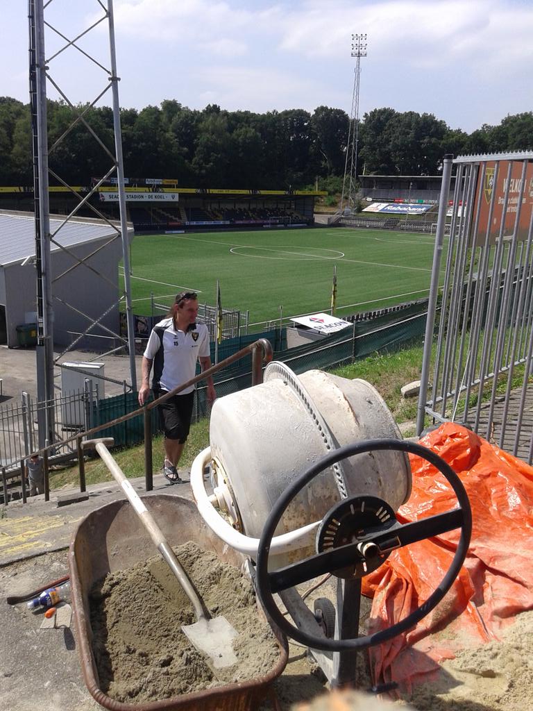 fanclubvvv's tweet photo. Het klusteam van @fanclubvvv  werkt zelfs bij zomerse temperaturen hard aan de trap naar "hun" tribune. #clubliefde http://t.co/Pw5VwaAnxk