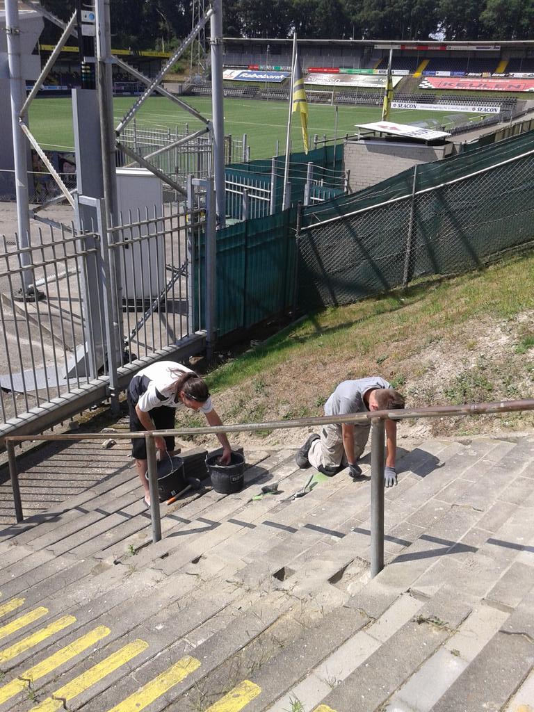 fanclubvvv's tweet photo. Het klusteam van @fanclubvvv  werkt zelfs bij zomerse temperaturen hard aan de trap naar "hun" tribune. #clubliefde http://t.co/Pw5VwaAnxk