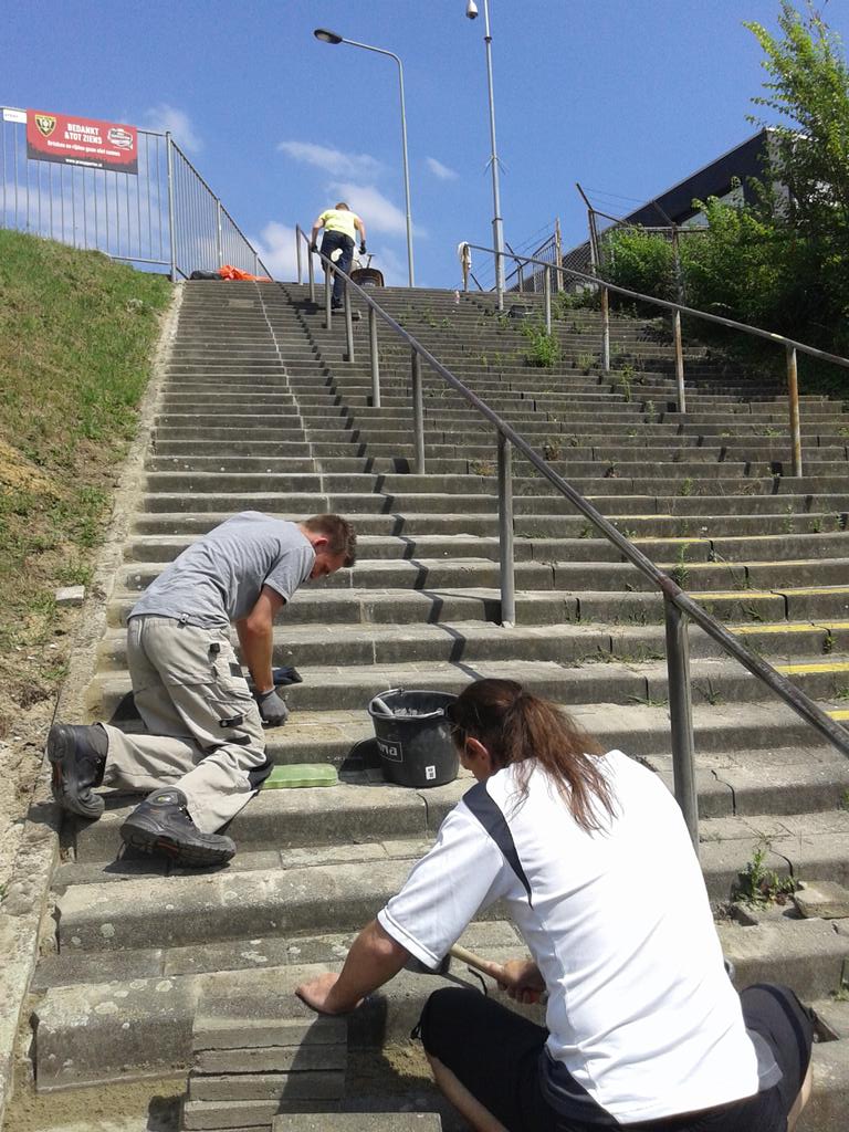 fanclubvvv's tweet photo. Het klusteam van @fanclubvvv  werkt zelfs bij zomerse temperaturen hard aan de trap naar "hun" tribune. #clubliefde http://t.co/Pw5VwaAnxk
