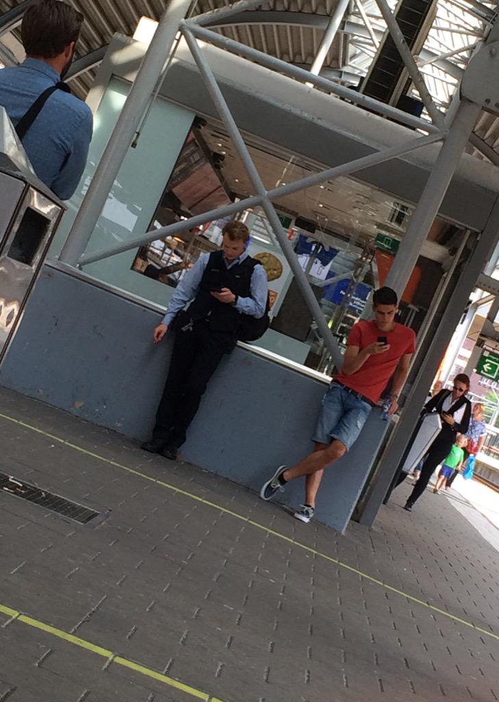 RoelofsCasper's tweet photo. @NS_online medewerker die zelf buiten de aangegeven rookzone rookt #vedetteNS http://t.co/sbB9G8MzlJ