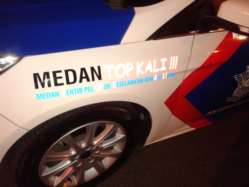 InfomedanNet's tweet photo. Medan Top Kali! Ini mobil patroli pengawal iring-iringan Pawai Takbiran Keliling. http://t.co/dpMtFMdoQ1
