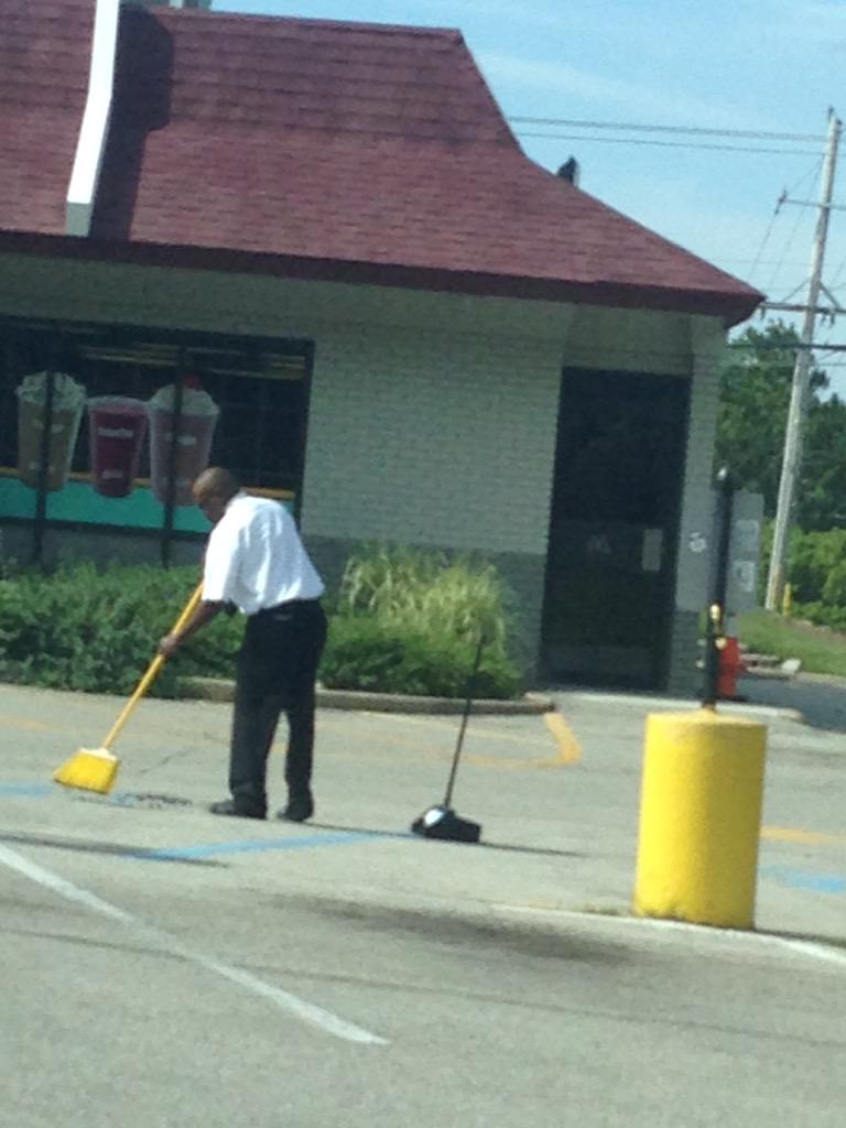 Kissitgoodbye14's tweet photo. @McDonalds props to this manager for taking care of business in Olivette MO #champ #doingwork 🙌🏽👏🏿 http://t.co/HdBSdvzyMx