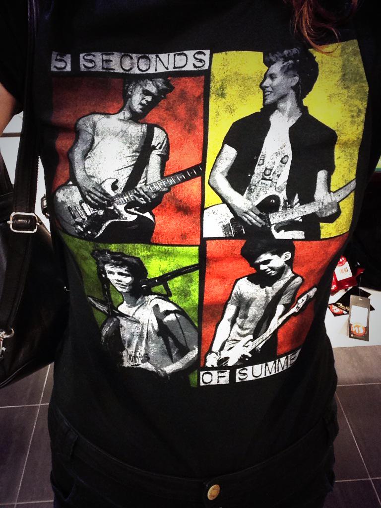 DontBoreUs's tweet photo. throwback to the 2013 #5SOZ tour, I still wear this shirt all the time... miss those days. http://t.co/eLrAyJatlP