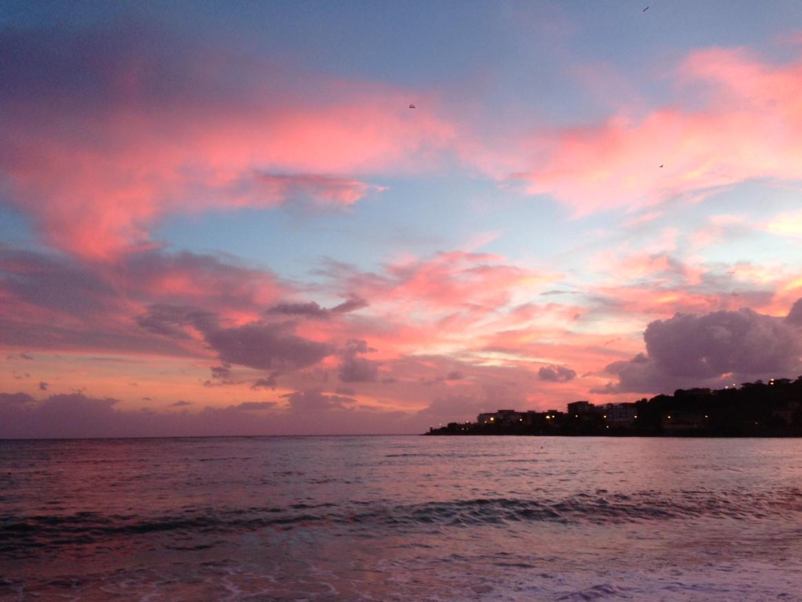 Sapri,
Tingi di colori ambrati..di rosa e d'azzurro il profumo del mare...ridendo nel sorriso del tramonto a sera...