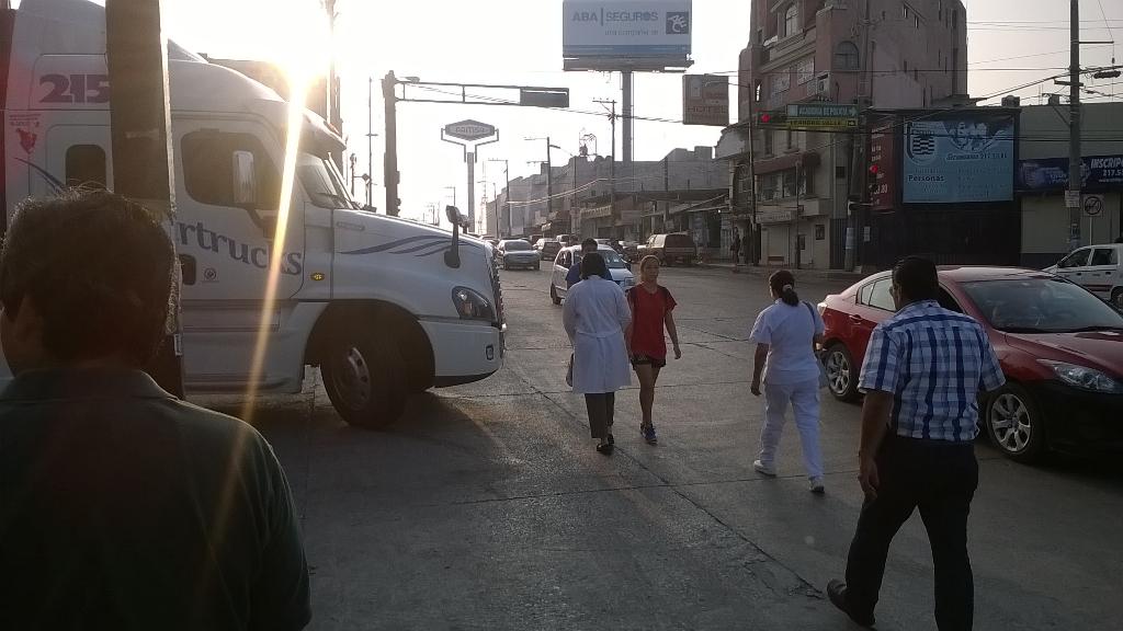 cecati's tweet photo. @NTelevisa_com @israel_ponce1 problema añejo lo tráiler soriana ejercito bloquean  calle pueden provocar accidentes http://t.co/pM4EYU0HJC
