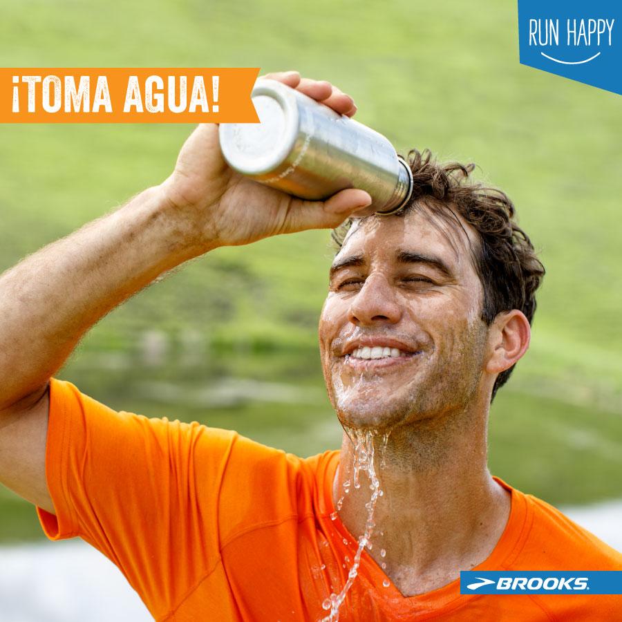El agua te hidrata, te ayuda a tener una sana digestión y a eliminar toxinas. #BrooksRunning #RunHappy