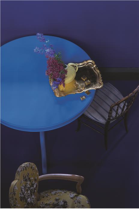 FarrowandBallUS's tweet image. Our Drawing Room Blue Floor Paint w/ a table in Cook's Blue Estate Eggshell: an excellent example of #colorconfidence