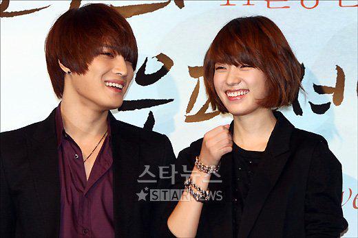 __QlllQ__'s tweet photo. はい、では
ジェジュン様とヒョジュ様の
２ショット投下しておく、 http://t.co/HQyoOjd7Rc