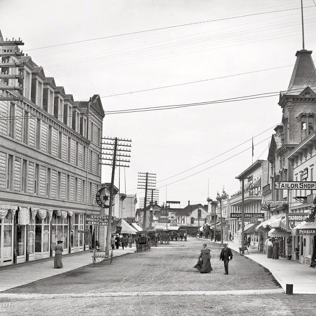 ChippewaHotelMI's tweet photo. #TBT to #MackinacIsland Main Street in 1905! Chippewa Hotel is on the left. Mackinac still has this special charm!! http://t.co/0cKkng1G4A