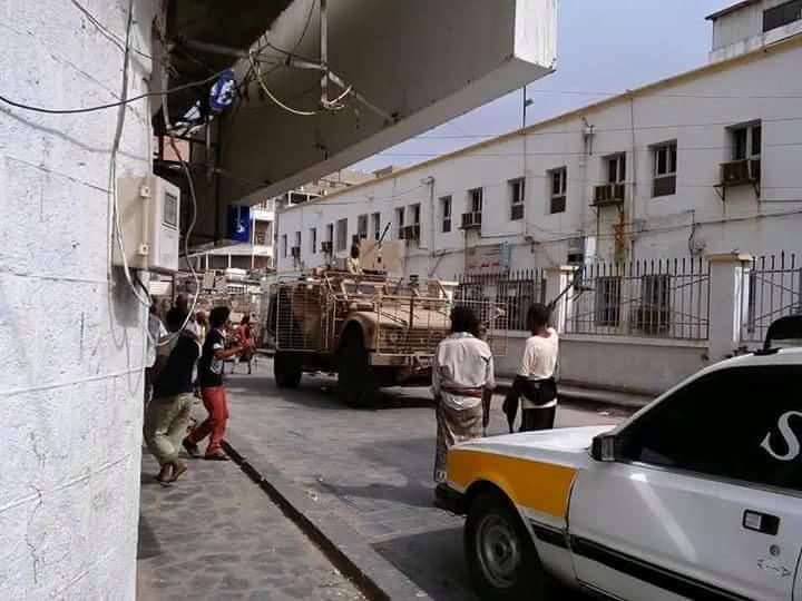 الحوثيون يواصلون تراجعهم في عدن وقوات هادي تُسيطر بعد المطار على الميناء CKCoxcYUcAAQ7q5
