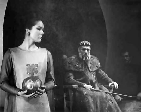 Happy birthday to Diana Rigg, here as Cordelia (w/ Paul Scofield) in Peter Brook\s 1962 \"Lear\" Via 