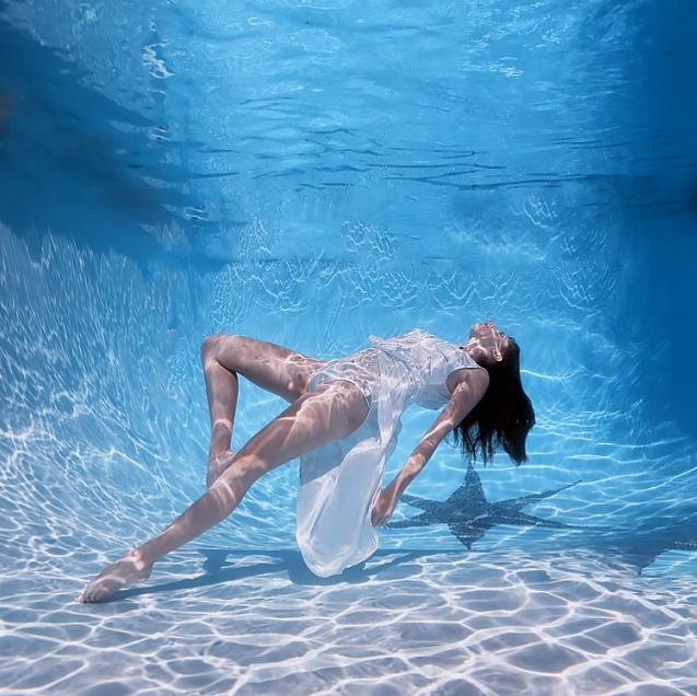 mashfeed's tweet photo. Life looks better underwater. Here are the best underwater photographers on Instagram: http://t.co/FVnTxKKzKX http://t.co/vMhSZLEPPd