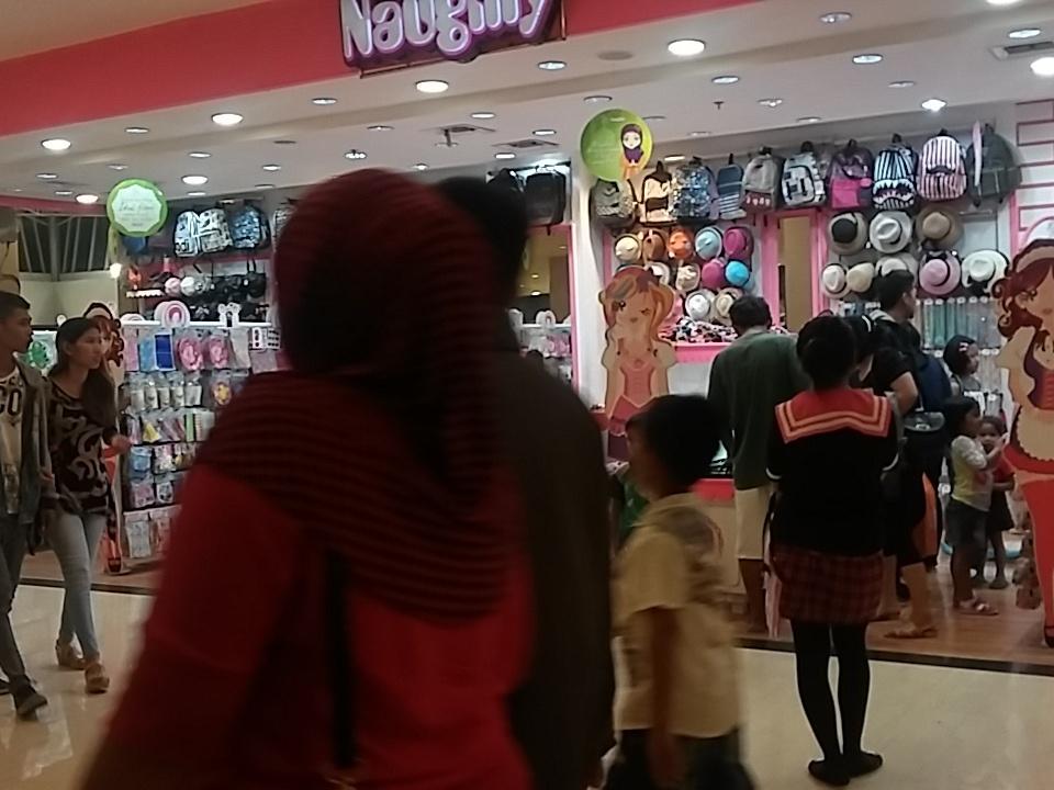 AntiZandhi's tweet photo. @AntiZandhi  bukanya pada di mesjid tkbiran malah ke mall http://t.co/afg4yB2adu