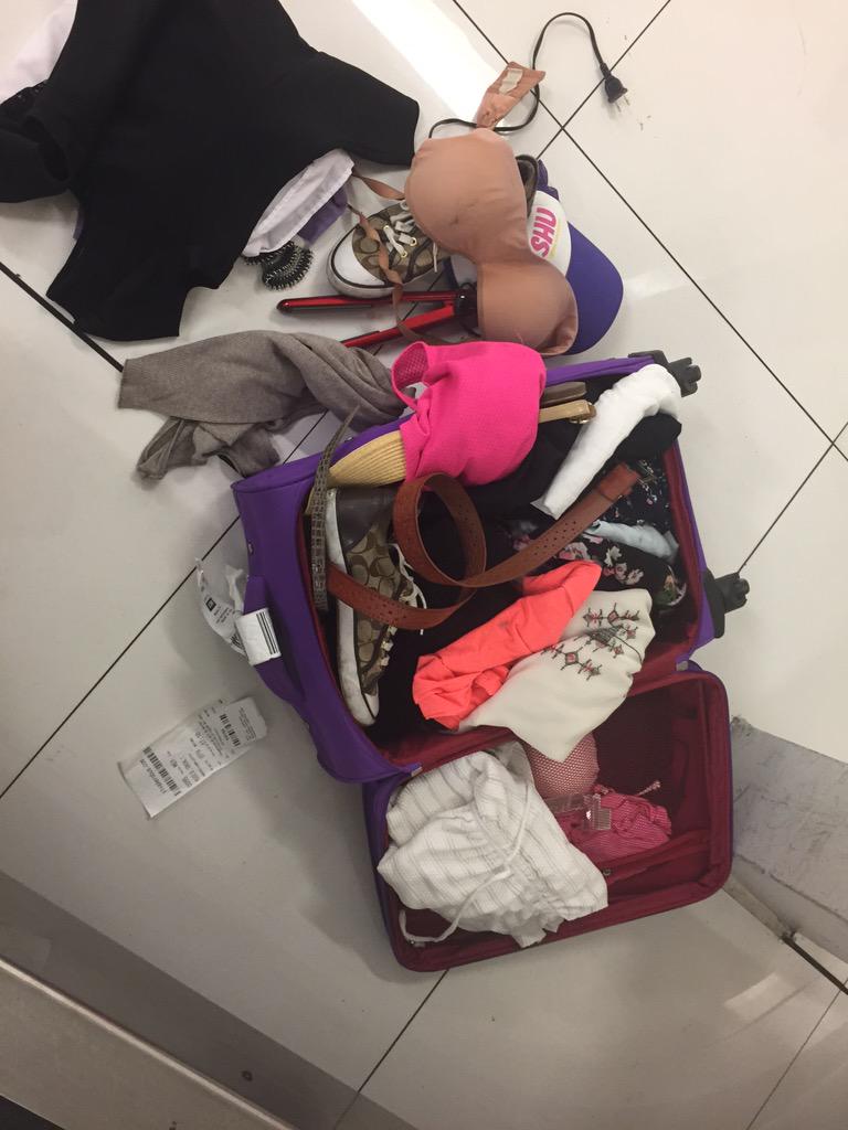 lautter's tweet photo. Enojada y lo que le sigue! Así me entrego mi meta @VivaAerobus, saqueada, con ropa de alguien mas y sin perfume CH😡 http://t.co/qDNocIcj0z