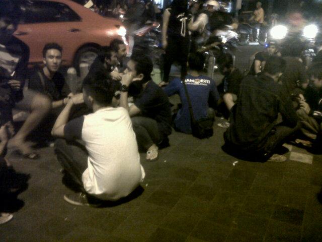 Nongkrong ala djamoesiti at titik nol yogyakarta