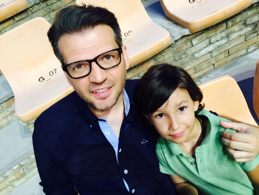 canta_abradelo's tweet photo. Espectador de lujo con @QuiqueV7  nuestro gran amigo @lauris514 http://t.co/h2dW5w6sEa