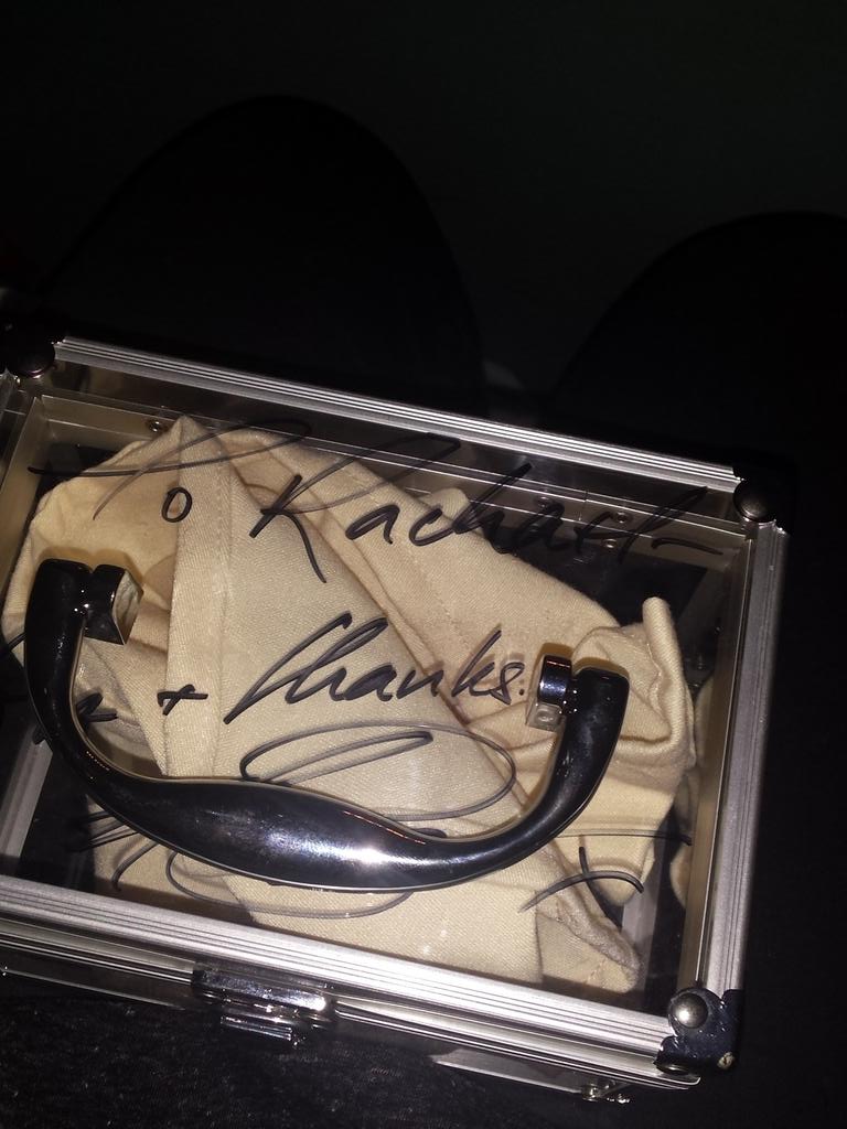 iluvleo98's tweet photo. @DerrenBrown #askderren went on stage and ate some glass 😂😂 http://t.co/MLC90tDp9z