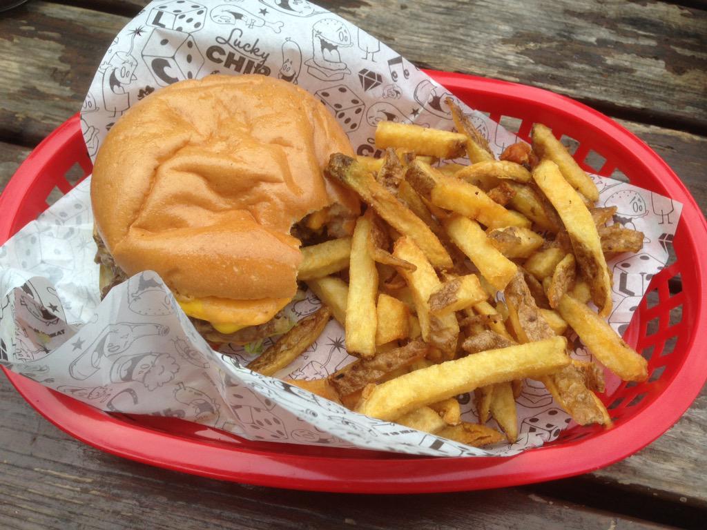 phil_o_smith's tweet photo. Great burger from @Lucky_Chip @oldqueenshead , Islington 

Long wait but pretty good

#burger @try_this_for #beer http://t.co/Ts0HtpN19f