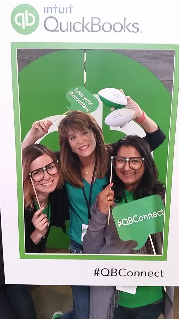 zoeyfarooq's tweet photo. #teamIntuit #QBConnect #Chicago @juliettewolf @helenbros http://t.co/vROnRqU2IF