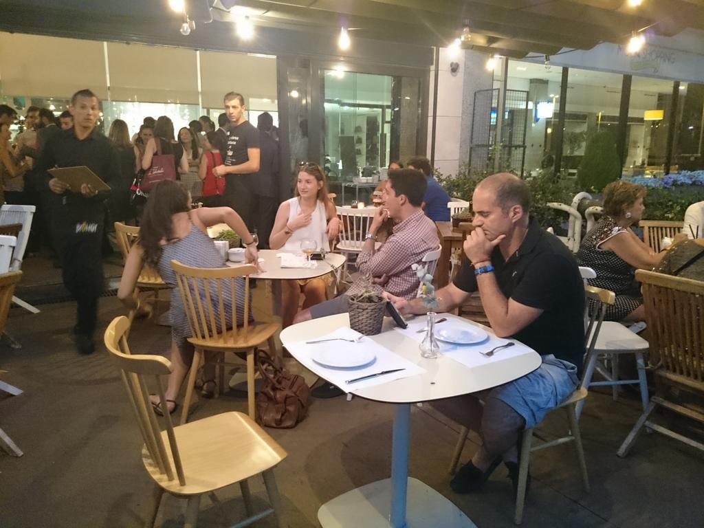 Gastroactivity's tweet photo. Conociendo el bulevar gastro de @Moda_Shopping y su restaurante @Broker_Azca q está hasta arriba #modashoppingsummer http://t.co/5kcN42Gsjr